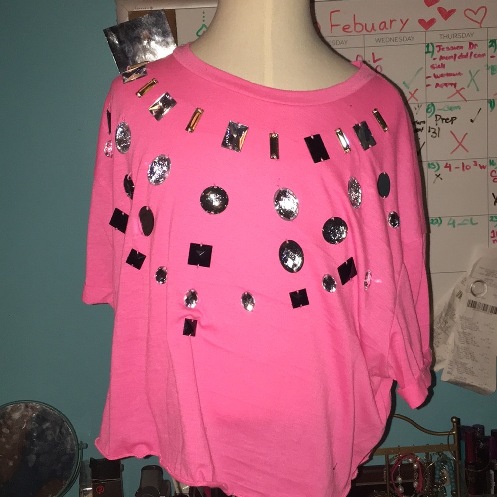 Cut embezzled crop top